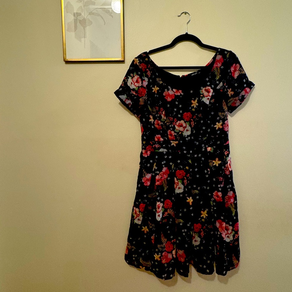 Chic Black Dress with Floral Print
 eSHAKTI  pre owned - perfect condition